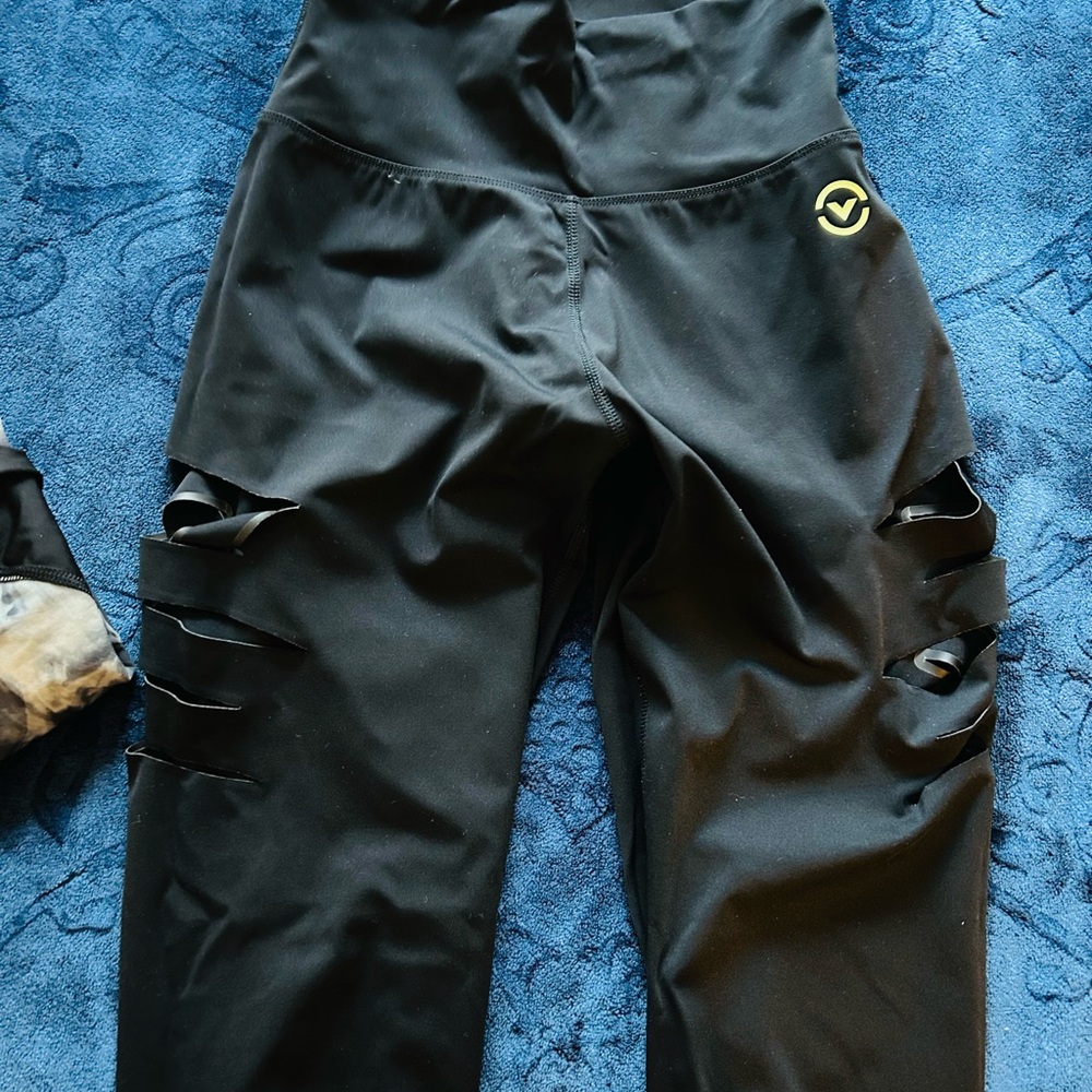 Virus Rashguard & Victory Tech Pants - Picture 3 of 8